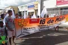 JOVENS E CRIANÇAS PARTICIPANDO DA CAMINHADA DE PROTESTO 18 MAIO