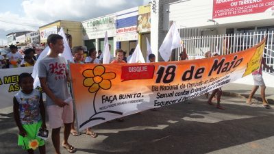 JOVENS E CRIANÇAS PARTICIPANDO DA CAMINHADA DE PROTESTO 18 MAIO